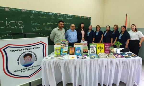 Donan libros a escuela del km 12 de CDE