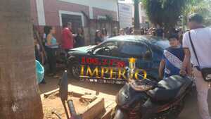 Automovilista perdió el control, chocó por un motociclista y por la muralla de una escuela - Radio Imperio 106.7 FM