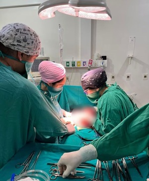 Extraen tumor de 23 kilos de paciente de 43 años en el hospital de Concepción