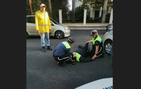 [VIDEO] Dirigía el tránsito y ¡pum! Una PMT fue atropellada por un automovilista