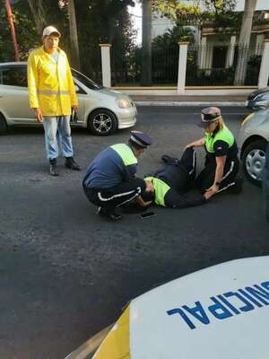 Video: atropellan a inspectora de la PMT sobre avenida Mariscal López - Nacionales - ABC Color