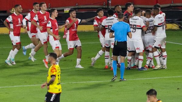 Sao Paulo se acerca a octavos de final