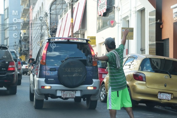 Presentan proyecto para sacar a cuidacoches de la calle y formalizarlos - Megacadena - Diario Digital