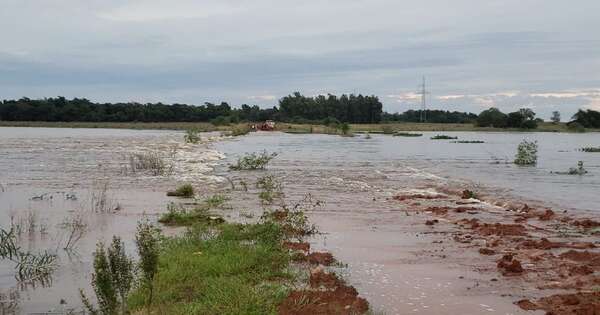 Diario HOY | Itapúa: rescatan a un hombre que fue arrastrado por el agua cuando iba en moto