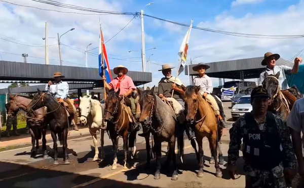 Jinetes uruguayos que venían por Formosa llegaron al país - Noticiero Paraguay