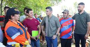La Nación / Santiago Peña visitó a las familias afectadas por inundaciones en Villa Florida