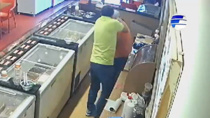 Video: Sale de la cárcel y comete violento asalto contra una trabajadora