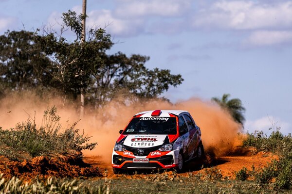 Versus / Intenso día de pruebas en San Pedro de cara al Rally del fin de semana