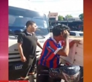 Comerciantes detuvieron a golpes a presunto motochorro - Paraguay.com