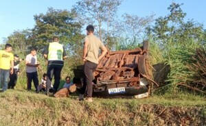 Vuelco de automóvil deja daños materiales en Yguazú