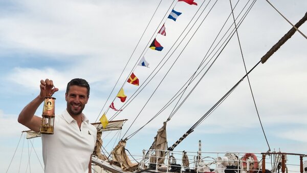 La llama olímpica abandona Grecia rumbo a Francia