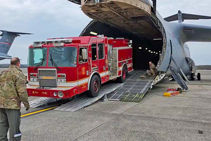 Avión gigante estadounidense C-5 Galaxy trae camiones de bomberos a Paraguay