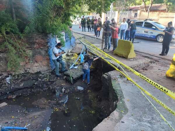 Raudal fatal en Luque: inspeccionan puente desde donde cayó el auto - Policiales - ABC Color