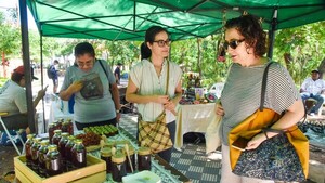 Feria de la Red Agroecológica ofreció alimentos y artesanía en plaza Italia