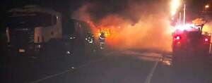 Video: carga de camión de gran porte se incendia y pierde 33.000 kilos de soja   - Nacionales - ABC Color