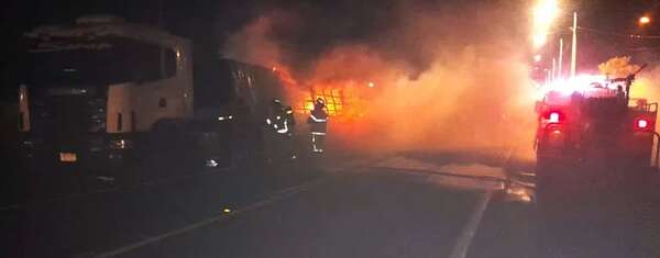 Video: carga de camión de gran porte se incendia y pierde 33.000 kilos de soja   - Nacionales - ABC Color