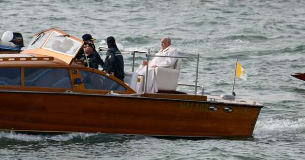 La Nación / Multitud de fieles asiste a misa del papa Francisco en Venecia