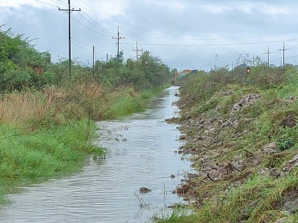 Tareas de limpieza profunda se realizan en Ñeembucú, aunque siguen zonas bajo agua - ADN Digital
