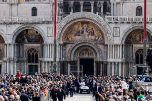En su primera salida en meses, el papa Francisco presidió una multitudinaria misa en Venecia - Megacadena - Diario Digital