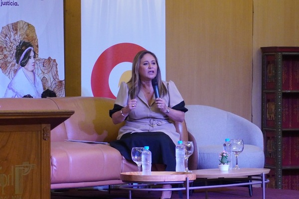 “No tenemos que normalizar que son las mujeres las que crían a los hijos”