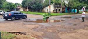 San Juan Bautista: vecinos ponen planta de banana en bache como señalización - Nacionales - ABC Color