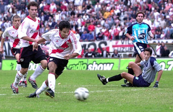 Versus / ‘Pipino’ Cuevas recuerda el gol suyo (y relato) que emocionó a todo River