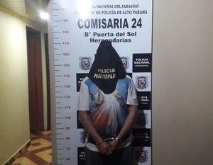 Descontrolado hombre quema ropas de su pareja e hijo