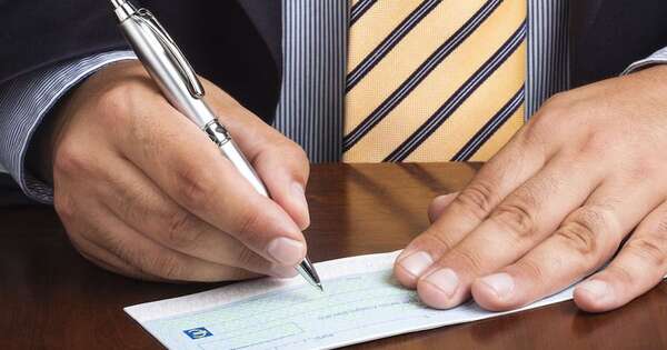 La Nación / Operaciones digitales siguen desplazando al uso de cheques, afirman
