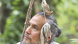 Artista plástico paraguayo en feria peruana