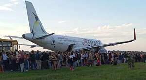 Descartan alerta de bomba en avión: pasajero argentino quedó detenido - Noticiero Paraguay