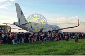 Un detenido tras falsa alarma de bomba en avión •