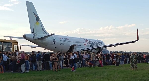 Descartan alerta de bomba en avión: pasajero argentino quedó detenido - Radio Imperio 106.7 FM
