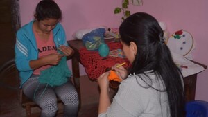 Mujeres de Pto. Sastre mantienen vivo el arte del tejido a mano