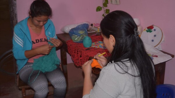 Mujeres de Pto. Sastre mantienen vivo el arte del tejido a mano