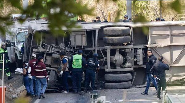 Al menos 14 muertos al volcar un autobús en el centro de México