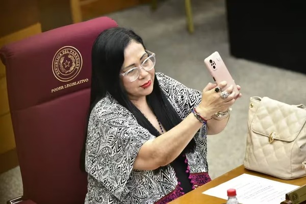 Senadora debe desbloquear y pagar gastos a denunciante