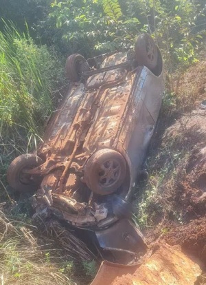 Conductor vuelca tras perder el control de su vehículo a causa de un charco