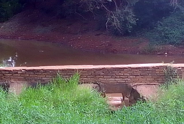 Represan ilegalmente un arroyo en la zona del kilómetro 9 Monday - La Clave