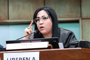 Juez ordena a senadora desbloquear a abogada en sus redes - Noticiero Paraguay
