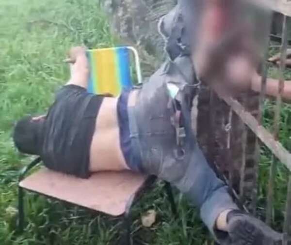 Video: hombre queda con una pierna incrustada en un portón mientras intentaba entrar a su casa - Nacionales - ABC Color
