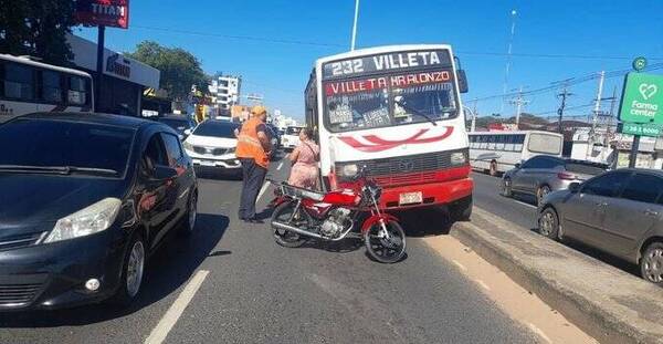A chofer de micro le dio un patatús mientras manejaba en plena ruta Transchaco