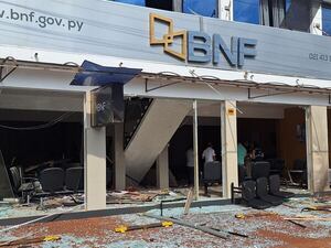 Comando ataca con explosivos sede de banco estatal paraguayo y roba unos 140.000 d贸lares - Revista PLUS