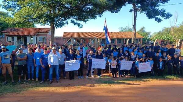En Tacuatí toman escuela para exigir rubros y apertura de grado - Nacionales - ABC Color