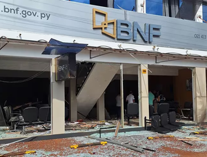 Policía envía refuerzos para la seguridad tras violento asalto a BNF en Natalio - trece