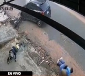 Choque frontal entre automovilista y motociclista - Paraguay.com