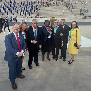 Representantes de París 2024 reciben llama olímpica en Grecia en presencia de Camilo Pérez - La Tribuna