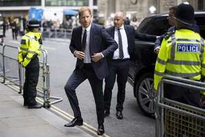 El príncipe Enrique regresa al Reino Unido 3 meses después de visitar al rey Carlos III - Gente - ABC Color