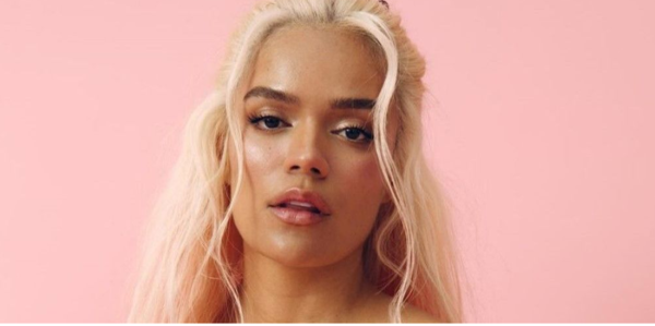 (VIDEO). Karol G fue golpeada con un objeto en el rostro durante uno de sus conciertos en Chile