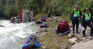 Diario HOY | Perú: 25 personas murieron por caída de autobús a un abismo