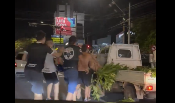 (VIDEO). Hinchas de Olimpia cierran Mariscal López y agreden a conductores